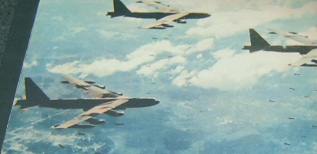 B52-Bomber der kriminellen Pentagon-NATO fliegen im Rudel und werfen ihre Bomben ab