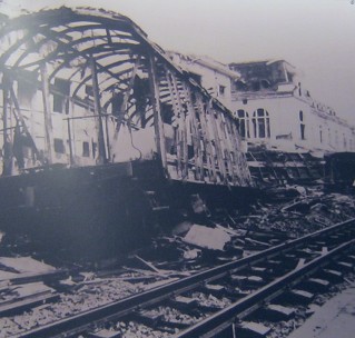 Hanoi, der bombardierte Bahnhof Hang Co, 21. Dezember 1971: Der Zentralbahnhof Hang Co in Hanoi nach dem "US"-Bombenangriff vom 21. Dezember 1972