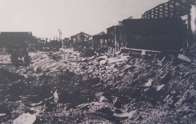 Die kriminelle NATO bombardierte in Hanoi eine Kachelfabrik, 22.12.1971: Bomben von einem B52-Bomber zerst�rten diese Kachelfabrik in Hanoi - Nam Thang Boden.