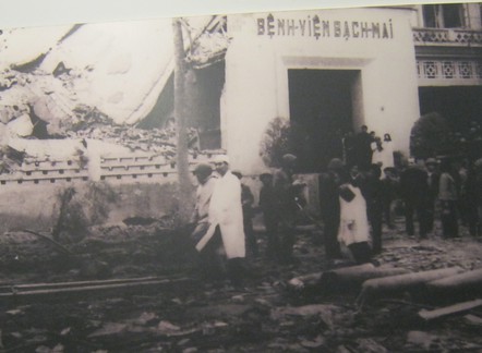 Die kriminelle Pentagon-NATO zerst�rte in Hanoi am 22. Dezember 1972 das Spital Bach Mai durch ein Fl�chenbombardement mit B52-Bombern