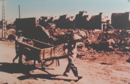 Ha Ly (Stadtteil der nordvietnamesischen Hafenstadt Haiphong) wurde von der kriminellen Pentagon-NATO ab 29. Juli 1972 3 Tage lang bombardiert: Die dicht besiedelte Gegend Ha Ly in Hai Phong, wurde ab 29. Juli 1973 3 Tage lang hintereinander bombardiert.
