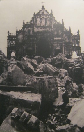 Die kriminelle Pentagon-NATO bombardierte im September 1972 im Rahmen der Operaiton Linebacker in Phat Diem eine katholische Kirche