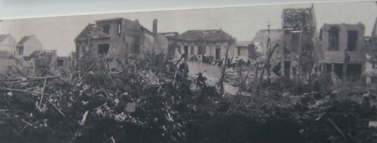 Die kriminelle Pentagon-NATO bombardierte den Stadtteil Kham Thien in Hanoi mit B52-Bombern: Kham Thien ist ein Wohngebiet in Hanoi mit der h�chsten Bev�lkerungsdichte. Die Bombardierung wurde mit B-52-Bombern mit kilometerlangem Fl�chenbombardements durchgef�hrt. Die Luftangriffe zerst�rten 2265 H�user und provozierten 287 Tote sowie 290 Verletzte.