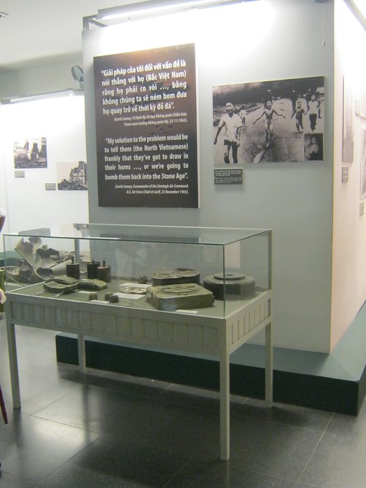 Text und Vitrine mit Minen - und Bombardierung mit Napalmbomben in Phan Thi Kim Phuc