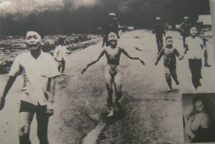 Trảng B�ng wurde 1972 mit Napalmbomben bombardiert - eines der Opfer war Phan Thi Kim Phuc, die nackt floh, um nicht ganz verbrannt zu werden