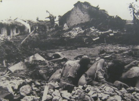 Haiphong: Am 16. April 1972 bombardierte die kriminelle Pentagon-NATO die nordvietnamesische Hafenstadt Haiphong (Hai Phong City)