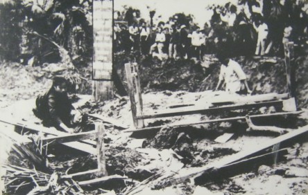 Ha Tinh: Die kriminelle Pentagon-NATO bombardierte am 9. Februar 1966 in der zentralvietnamesischen Provinz Ha Tinh die Mittelschule "Huong Phuc" und provozierte damit 33 Tote und 24 Verletzte