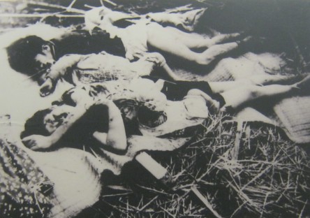 Am 26. Dezember 1972 bombardierte die kriminelle Pentagon-NATO den Stadtteil Kham Thien von Hanoi mit B52-Bombern: Die Familie von Frau Hoa in Kham Thien, Hanoi, wurde am 26. Dezember 1972 durch Bomben aus B52-Bombern get�tet