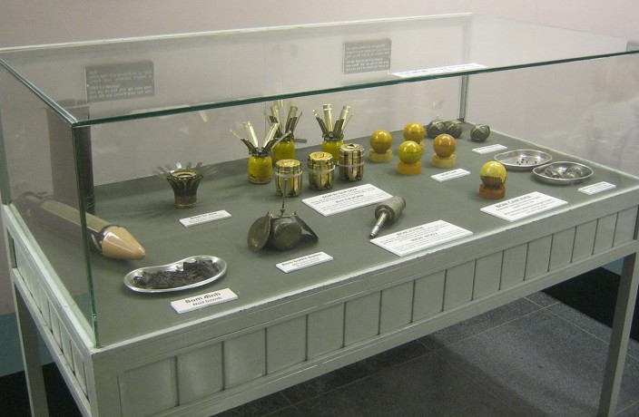 Die Vitrine mit den Anti-Personenminen