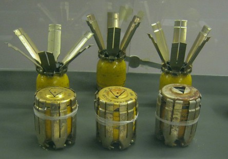Anti-Personen-Bomben (Antipersonenminen) BLU-3-B: Die BLU/3/B-Bombe wurde f�r Angriffe auf motorisierte Fahrzeuge und Z�ge verwendet. Personen und Tiere wurden durch die herumfliegenden Teile gewaltig verletzt, die in einem Umkreis von 10 bis 15m aus allen Richtungen kamen.