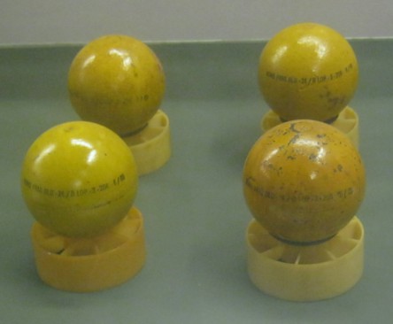 Orange Kugelbomben in Gelb: "Sanfte, orange Bombe"