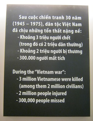 Die Opferbilanz f�r den Vietnamkrieg: 3 Millionen Vietnamesen get�tet: W�hrend des "Vietnamkriegs" -- wurden 3 Millionen Vietnamesen get�tet (davon 2 Millionen Zivilisten) -- 2 Millionen Vietnamesen wurden verletzt -- 300.000 Vietnamesen werden vermisst.  [Und seit 1975 werden Millionen Vietnamesen durch Agent Orange weiterhin verst�mmelt und sterben weiterhin Millionen Vietnamesen durch Minen oder werden durch Minen verst�mmelt].
