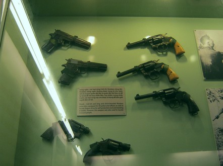 Revolver im Vietnamkrieg: Pistolen (Revolver): "US"-Polizei und Offiziere hatten oft so einen Colt 45 oder einen lang oder kurzr�hrigen Rouleau, auch die einstige Saigon-Armee zum Selbstschutz und die Kommandanten im Kampf. Aber diese Waffe wurde auch zur Ermordung Unschuldiger verwendet.
