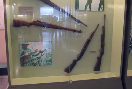 Vietnamkrieg: Gewehr Garand M1 und eine Schrotflinte