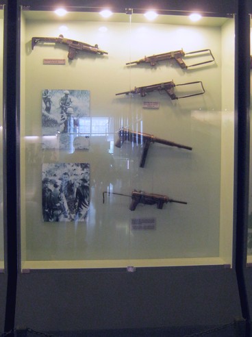 Vitrine mit Gewehren des Vietnamkriegs