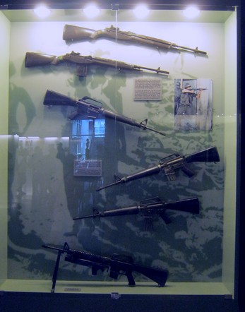 Vitrine mit Gewehren aus dem Vietnamkrieg