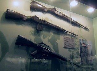 Das leichte Garand-Maschinengewehr M14 war eine Weiterentwicklung des Garand M1. Das Gewehr Garand M14 kam in zwei Versionen, die Standardversion M14 und die Version M14E2. Beide Modelle k�nnen im halbautomatischen oder im automatischen Modus Feur gehben. Die M14 kann auch Granaten abschiessen. Ausserdem gibt es eine Version f�r Scharfsch�tzen mit einem Infrarot-Teleskop von Leatherwood Redfield. Die Zyklusrate ist 750 Umdrehungen pro Minute.