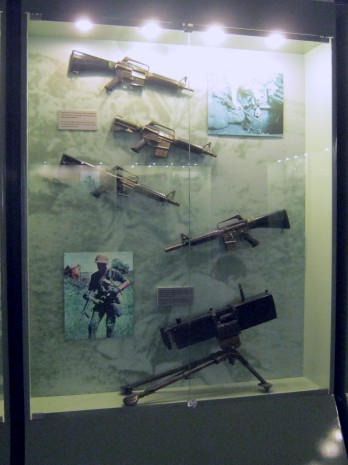 Vitrine mit Gewehren aus dem Vietnamkrieg