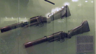 Vietnamkrieg: Zwei Granatwerfer M79: M79-Granatenwerfer: Die M79 feuert hochexplosive Granaten bei betr�chtlicher Genauigkeit. Die Haager Konvention von 1899 hat strikte allen Truppen verboten, Munition dieser Art einzusetzen. Aber die Ingenieure der "US"-Milit�rs haben Forschungen angestellt, die Dum-Dum-Patronen in M79-Kanister umzuformen. Wenn diese runden Dinger den K�rper eines Opfers ber�hren, explodieren sie und zerreissen den K�rper in St�cke.
