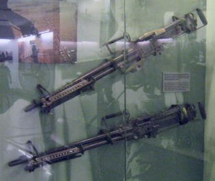 Vietnamkrieg: Zwei Maschinengewehre M60: M60-Maschinengewehr f�r den generellen Gebrauch: Das M60 ist das Standard-Maschinengewehr f�r den generellen Gebrauch, hergestellt f�r Infanteristen mit einer Umdrehungsrate von 600 Umdrehungen pro Minute. Versionen mit mehr Umdrehungen sind ebenfalls erh�ltlich f�r den Gebrauch auf Feldwagen mit Tuchdach, oder auf bewaffneten Fahrzeugen und vom Helikopter aus.