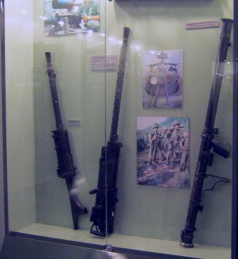 Gewehr M1919-A6, schweres Maschinengewehr 12,7mm und Bazooka 57mm