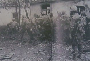 Vietnamkrieg: H�userkampf in der Stadt Hue 01