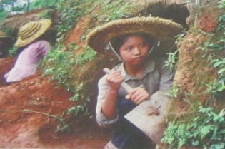 Kinder im Vietnamkrieg: Vietnamesinnen graben Fluchttunnels