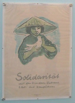 Plakat in der DDR für Solidarität mit Vietnam mit Friedenstaube