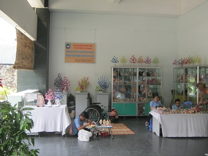 Die Verkaufsecke der
                              Agent-Orange-Opfer im Kriegsmuseum in HCMC
                              (Saigon)