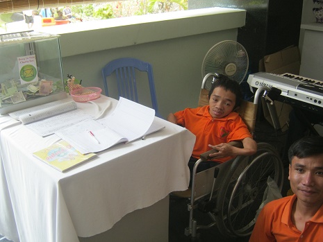 Rollstuhlfahrer im Kriegsmuseum von
                                HCMC 05, Samstags und Sonntags
