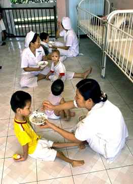 Agent-Orange-Kinder werden gef�ttert