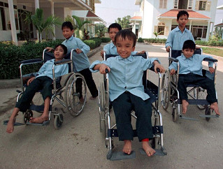 Kinder
                            in Rollst�hlen (Reuters)
