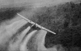 Ein Flugzeug der US-Luftstreitkr�fte verspr�ht
                Agent Orange, Vietnamkrieg, Vietnam War