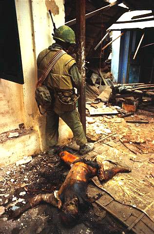 Vietnamkrieg: Verkohlte Leiche eines
                Vietcong-K�mpfers liegt im Dorf, und der Ami k�mpft
                weiter, Vietnam War