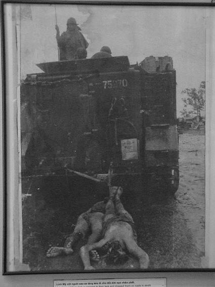 T�dliches Schlepptau im Vietnamkrieg; dragging men
                to their death