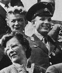 Gagarin en Praga: Gagarin con mujeres,
                        primer plano