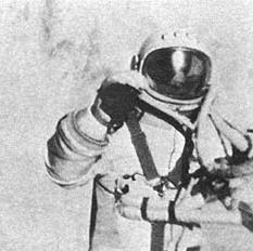 Alexander
                            Leonov / Leonow oficialmente con su primer
                            camino atmosf�rico ("camino
                            espacial")