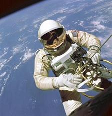 Edward White
                        oficialmente en su vuelta atmosf�rica
                        ("vuelta espacial"), con un tubo para
                        ox�geno y para la conexi�n de radiocomunicaci�n,
                        con una pistola de empuje para cambiar la
                        direcci�n