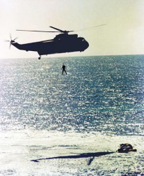 Gemini 5: Rescate de los astronautas
                              con helic�ptero, foto no. 65-HC-668