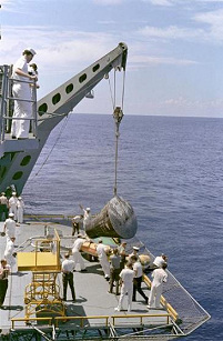 La
                              c�psula de Gemini 5 es llevado a bordo,
                              foto no. S65-46630