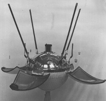 La primera "sonda lunar" que
                  oficialmente es dicho haber aterrizado en la luna:
                  Luna 9: la c�psula abierta. Pero ninguna persona puede
                  controlar si la sonda ha aterrizado en la luna. Y
                  radiocomunicaci�n por 380.000 Km con la rotaci�n de la
                  tierra al mismo tiempo es absolutamente imposible...