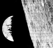 "Foto de la luna" de
                              "Luna Orbiter 1", salida
                              presunta de la Tierra visto de la �rbita
                              lunar, pero la verdad puede ser que es una
                              foto del planetario LOLA con fotomontaje.