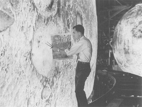 El modelo de
                          la luna LOLA en Langley en la regi�n de
                          Hampton (en el estado federal de Virginia),
                          foto del 1/8/1965, foto no. L-65-5579. Con ese
                          modelo se puede tomar buenas "fotos de la
                          luna", hay a�n un peque�o tren con c�mara
                          circulando simulando �rbitas lunares...