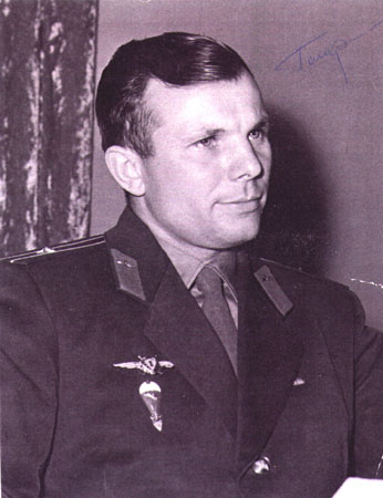 Yuri Gagarin un poco m�s viejo apr. en el a�o
                  1967 con la ceja izquierda deformada