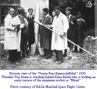 1930:
                          Wernher von Braun es miembro de la asociación
                          de navegación de naves espaciales. Aquí está
                          examinando.
