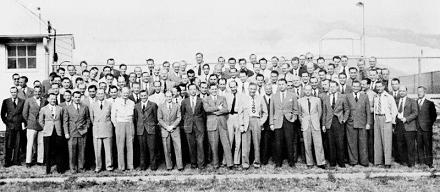 1947 apr.: Técnicos alemanes de cohetes en Fort
                  Bliss. La séptima persona de la derecha en la hilera
                  primera es Wernher von Braun.