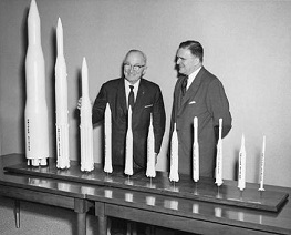 1950 apr: Muestran cohetes a presidente Truman.
                  Desarme no fue inventado en esos tiempos todavía...