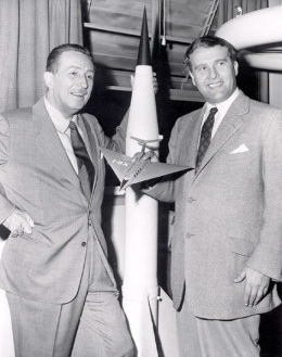 1955: Walt Disney (izquierda) y Wernher
                          von Braun (derecha) con un modelo de un cohete
                          de Hitler V2. Braun tiene un modelo de un
                          avión en una de sus manos.