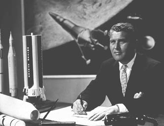 16/09/1960: Wernher von Braun en su
                          oficina con sus naves de Disney al fondo, aquí
                          hay un módulo lunar con solo un propulsor.
                          Parece que Braun solo está pensando en
                          dimensiones de Disney, sin pensar a los hechos
                          de la física...