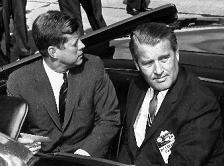 11/09/1962: John F. Kennedy con el
                            racista Wernher von Braun en una limusina
                            abierta durante una vuelta por el Marshall
                            Space flight Center.